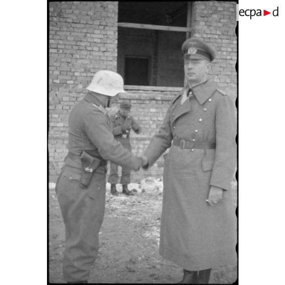 Le commandant (Major) Horst-Wolf Hoppe et  le général Reinhardt.