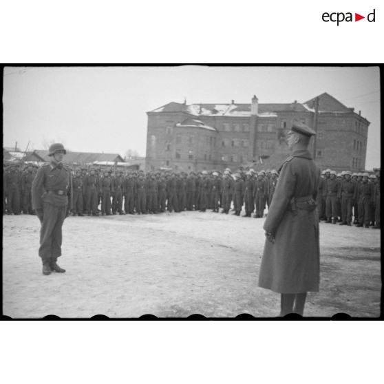 Le lieutenant (Leutnant) Albert Ernst du 1er escadron du 519e (1./s.Pz.Jäg.Abt-519) décoré de la croix de chevalier de la croix de fer (Ritterkreuz).