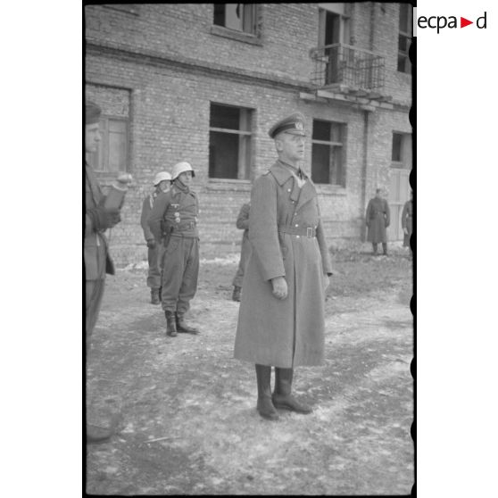 Le général (Generaloberst) Georg-Hans Reinhardt, commandant la 3e armée blindée allemande) procède à une remise de décorations au sein du 519e "bataillon" lourd de chasseurs de chars (s.Pz.Jäg.Abt-519), on reconnaît également le commandant (Major) Horst-Wolf Hoppe, Kommandeur du l'unité.