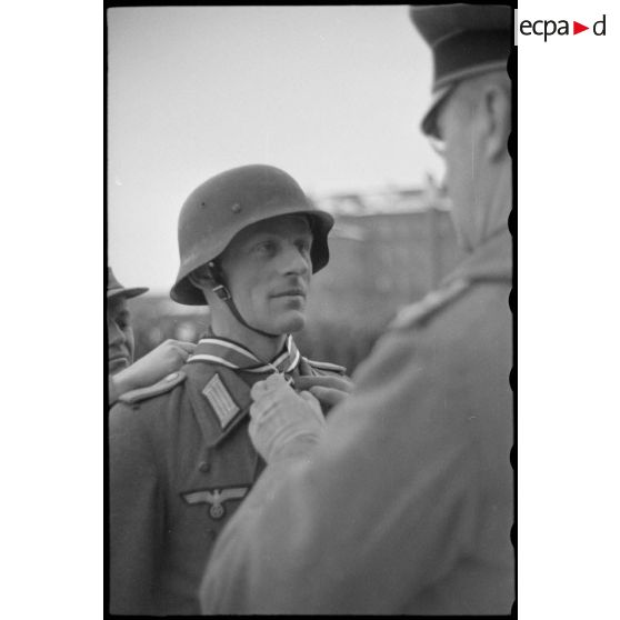 Le lieutenant (Leutnant) Albert Ernst du 1er escadron du 519e (1./s.Pz.Jäg.Abt-519) décoré de la croix de chevalier de la croix de fer (Ritterkreuz).