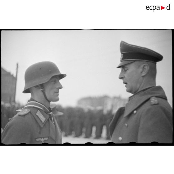 Le lieutenant (Leutnant) Albert Ernst du 1er escadron du 519e (1./s.Pz.Jäg.Abt-519) décoré de la croix de chevalier de la croix de fer (Ritterkreuz).