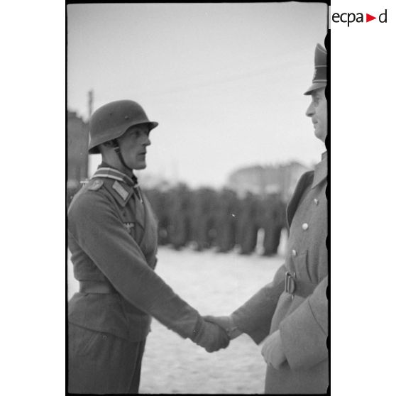 Le lieutenant (Leutnant) Albert Ernst du 1er escadron du 519e (1./s.Pz.Jäg.Abt-519) décoré de la croix de chevalier de la croix de fer (Ritterkreuz).
