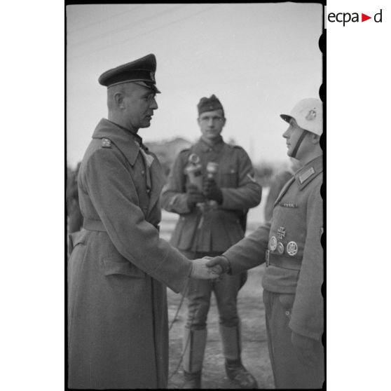 Le commandant (Major) Horst-Wolf Hoppe et  le général Reinhardt.