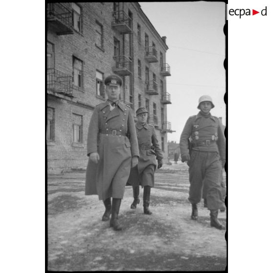 Le général (Generaloberst) Georg-Hans Reinhardt, commandant la 3e armée blindée allemande) procède à une remise de décorations au sein du 519e "bataillon" lourd de chasseurs de chars (s.Pz.Jäg.Abt-519), on reconnaît également le commandant (Major) Horst-Wolf Hoppe, Kommandeur du l'unité.