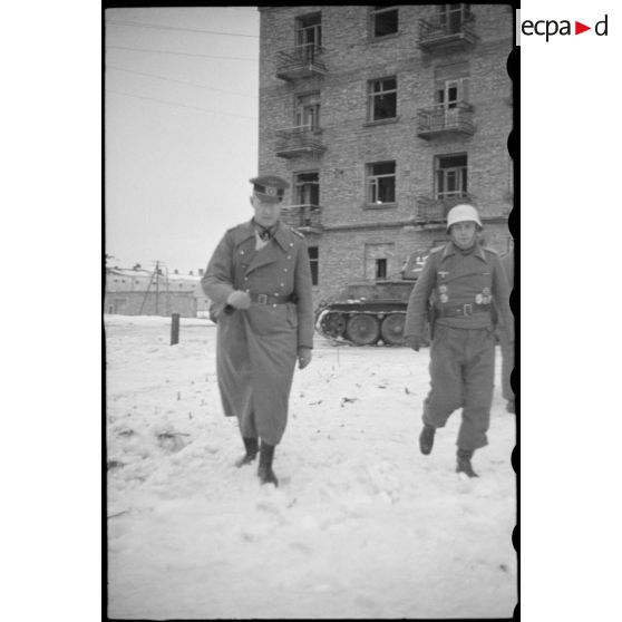 Le général (Generaloberst) Georg-Hans Reinhardt, commandant la 3e armée blindée allemande) procède à une remise de décorations au sein du 519e "bataillon" lourd de chasseurs de chars (s.Pz.Jäg.Abt-519), on reconnaît également le commandant (Major) Horst-Wolf Hoppe, Kommandeur du l'unité.