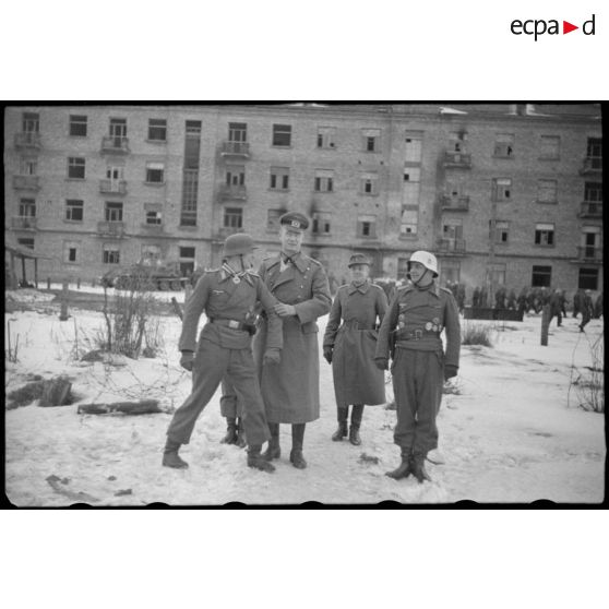 Le général Reinhardt, le Leutnant  Albert Ernst du 1er escadron du 519e (1./s.Pz.Jäg.Abt-519) le Major Horst-Wolf Hoppe.