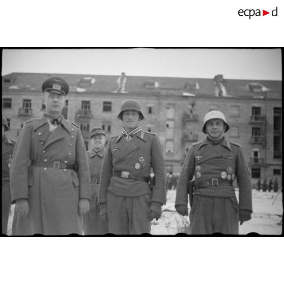 Le général Reinhardt, le Leutnant  Albert Ernst du 1er escadron du 519e (1./s.Pz.Jäg.Abt-519) le Major Horst-Wolf Hoppe.