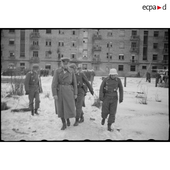 Le général Reinhardt, le Leutnant  Albert Ernst du 1er escadron du 519e (1./s.Pz.Jäg.Abt-519) le Major Horst-Wolf Hoppe.