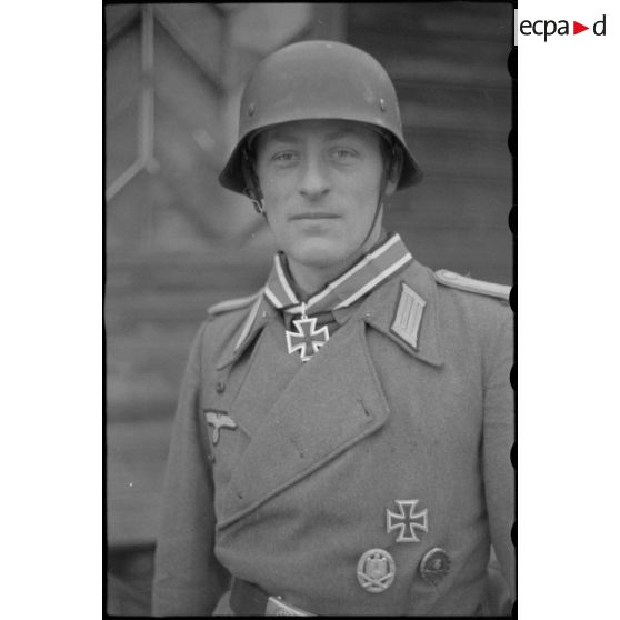 Le lieutenant (Leutnant) Albert Ernst du 1er escadron du 519e (1./s.Pz.Jäg.Abt-519) décoré de la croix de chevalier de la croix de fer (Ritterkreuz).