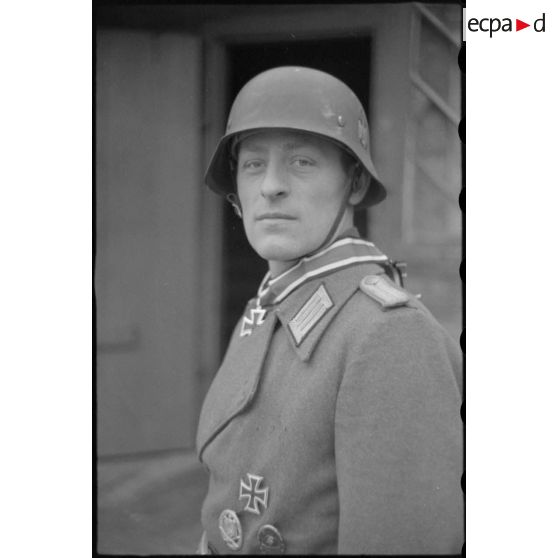 Le lieutenant (Leutnant) Albert Ernst du 1er escadron du 519e (1./s.Pz.Jäg.Abt-519) décoré de la croix de chevalier de la croix de fer (Ritterkreuz).