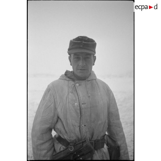 Portrait d'un officier doté du porte chargeurs du pistolet-mitrailleur Mp-40 et d'un porte carte.