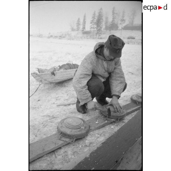 Des fantassins allemands préparent des mines antichars (Tellerminen).