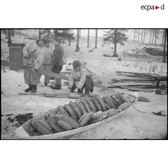 Des fantassins allemands préparent des mines antichars (Tellerminen).