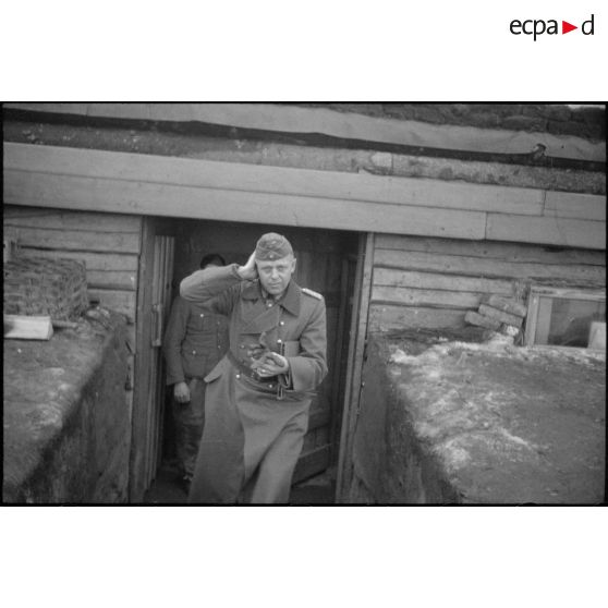 Un général allemand non identifié quitte son bunker.