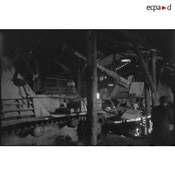 Un atelier couvert (du type Werkstattkompanie) permet à des mécaniciens d'effectuer la maintenance sur des Nashorn comme sur des canons de 8,8 cm Flak.