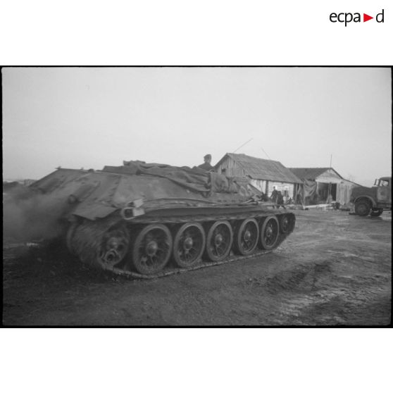 Un blindé T-34 (du type Bergpanzer T-34) sans sa tourelle permet aux mécaniciens d'effectuer des dépannage.