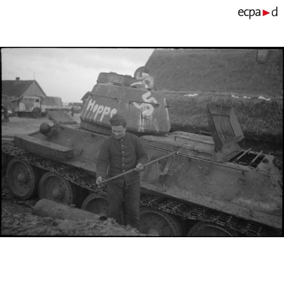 Un char russe T-34 capturé portant le nom du Major Hoppe commandant le schwere Panzerjäger-Abteilung 519.