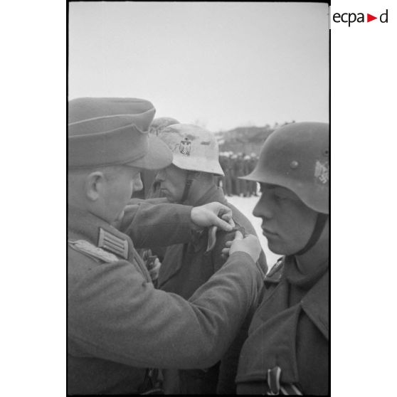 Le Major Hoppe remet des épaulettes à un sous-officier du schwere Panzerjäger-Abteilung 519.