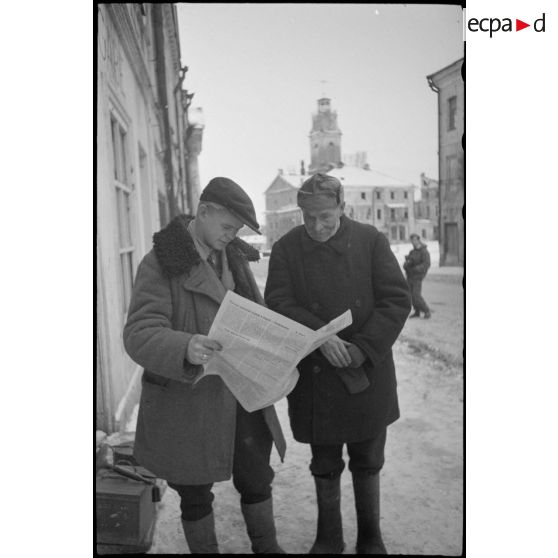 A Vitebsk (Witebsk), devant les locaux occupés par la rédaction du journal Panzerfaust.