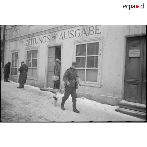 A Vitebsk (Witebsk), devant les locaux occupés par la rédaction du journal Panzerfaust.