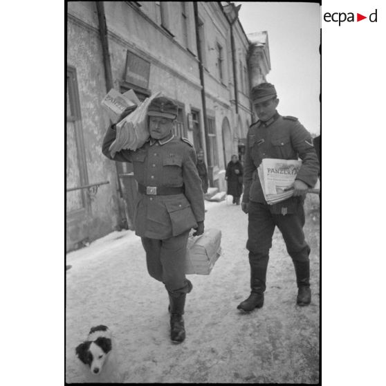 A Vitebsk (Witebsk), devant les locaux occupés par la rédaction du journal Panzerfaust.