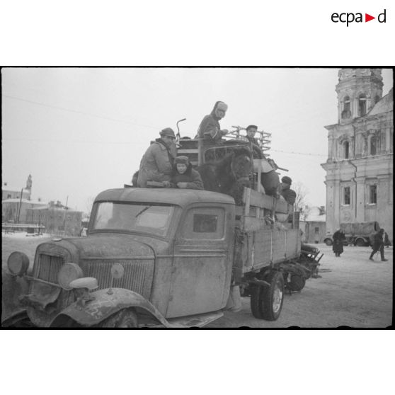 Dans le centre de Vitebsk (Witebsk), les camions du NSKK transportent des meubles et la population.