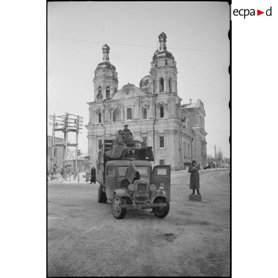 Dans le centre de Vitebsk (Witebsk), les camions du NSKK transportent des meubles et la population.