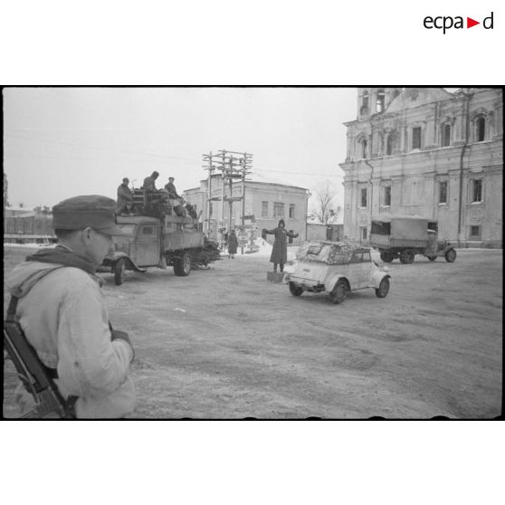 Dans le centre de Vitebsk (Witebsk), les camions du NSKK transportent des meubles et la population.