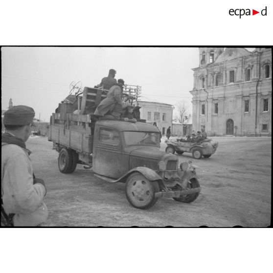 Dans le centre de Vitebsk (Witebsk), les camions du NSKK transportent des meubles et la population.