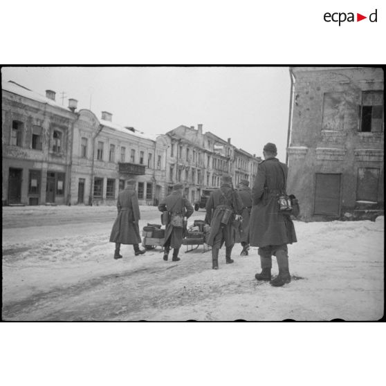 A Vitebsk (Witebsk), des permissionnaires allemands rejoignent leur affectation, un enfant tracte un traineau sur lequel sont installés l'équipement des fantassins.