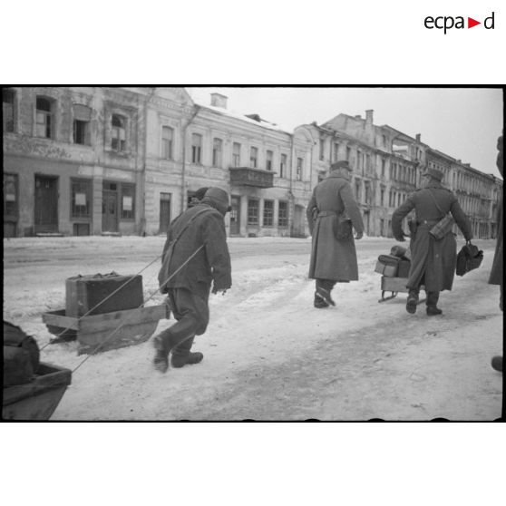 A Vitebsk (Witebsk), des permissionnaires allemands rejoignent leur affectation, un enfant tracte un traineau sur lequel sont installés l'équipement des fantassins.