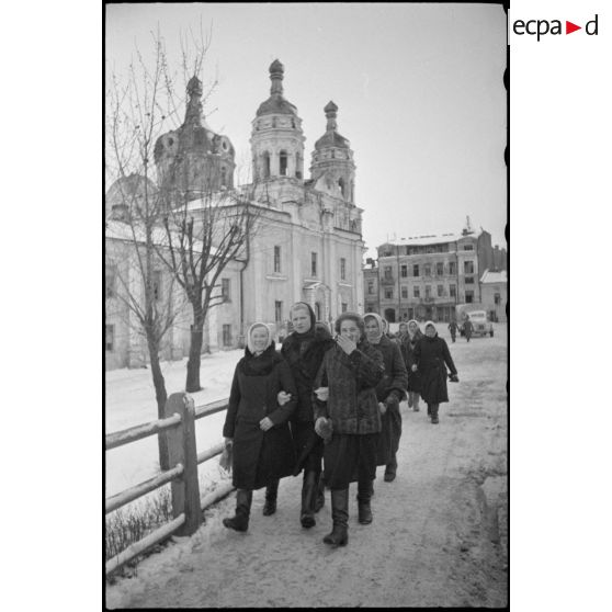 Un groupe de femmes dans le centre de Vitebsk (Witebsk).