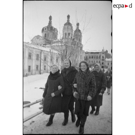 Un groupe de femmes dans le centre de Vitebsk (Witebsk).