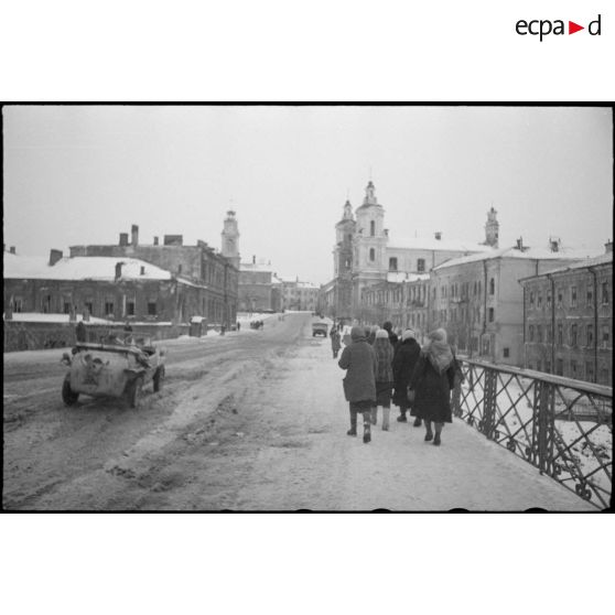 Un groupe de femmes dans le centre de Vitebsk (Witebsk).