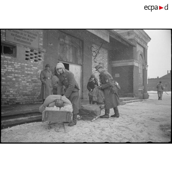 A la gare de Vitebsk (Witebsk), le départ de permissionnaires allemands.