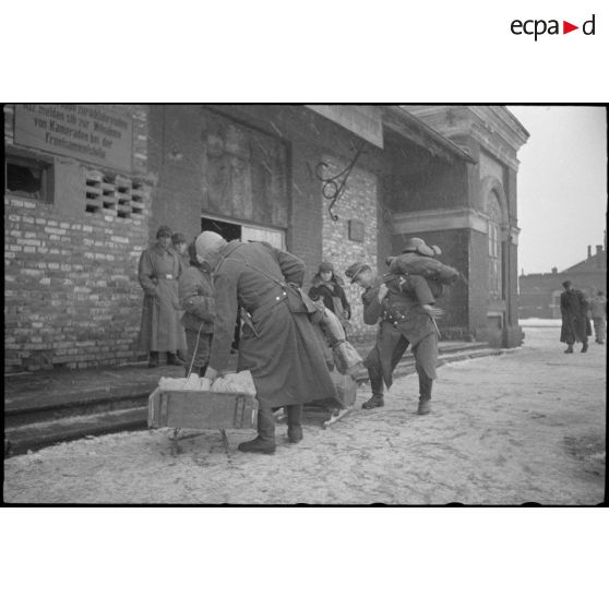 A la gare de Vitebsk (Witebsk), le départ de permissionnaires allemands.