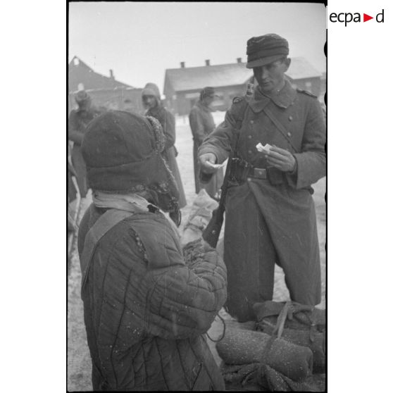 A la gare de Vitebsk (Witebsk), le départ de permissionnaires allemands.