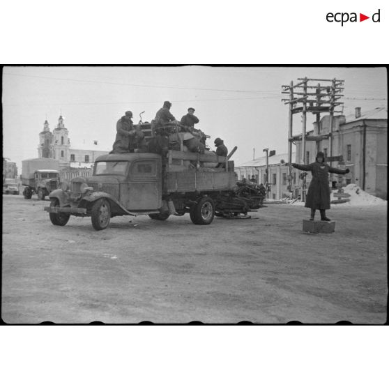 Dans le centre de Vitebsk (Witebsk), les camions du NSKK transportent des meubles et la population.