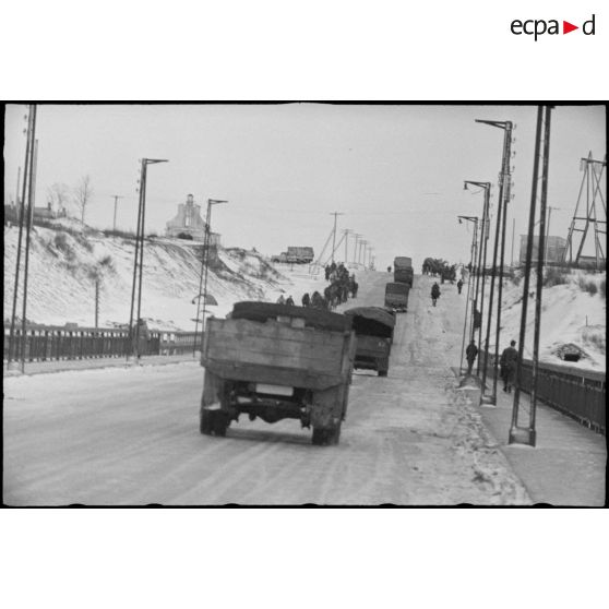Traversée d'un pont dans Vitebsk (Witebsk).