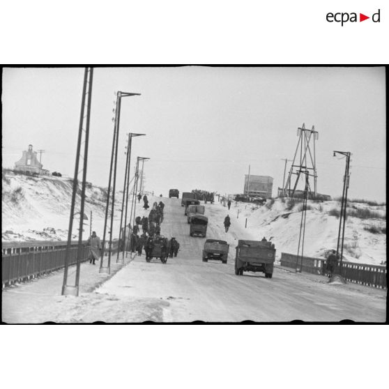 Traversée d'un pont dans Vitebsk (Witebsk).