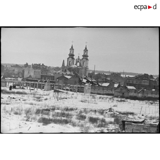 L'église de la Résurrection à Vitebsk, entourée de ruines du quartier.