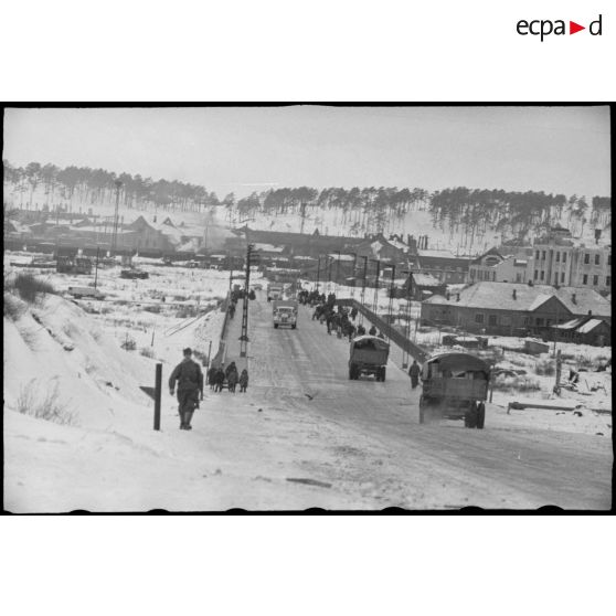 Traversée d'un pont dans Vitebsk (Witebsk).