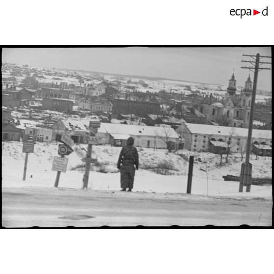 L'église de la Résurrection à Vitebsk, entourée de ruines du quartier.