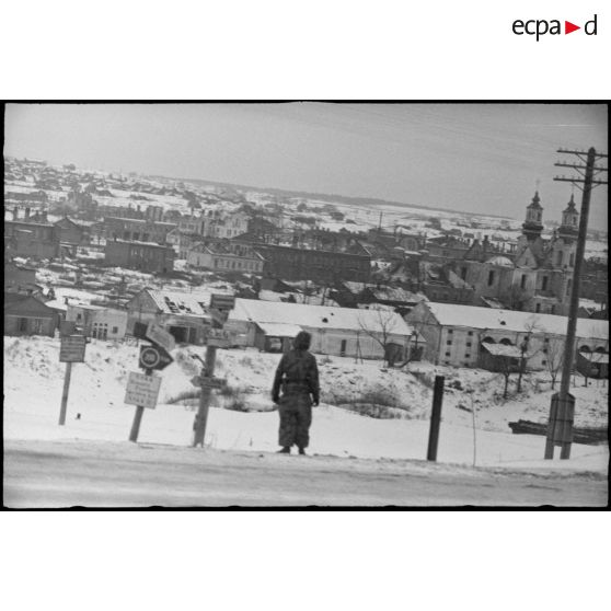 L'église de la Résurrection à Vitebsk, entourée de ruines du quartier.