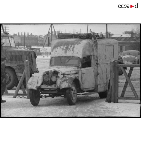 Circulation dans la gare de Vitebsk (Witebsk), ici une Peugeot Typ DK 5 au service de la Wehrmacht.