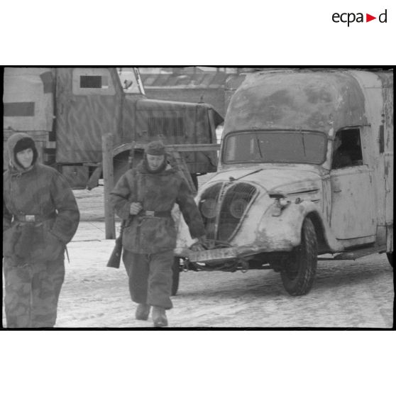 Circulation dans la gare de Vitebsk (Witebsk), ici une Peugeot Typ DK 5 au service de la Wehrmacht.