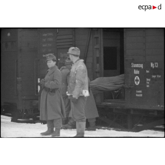 En gare de Vitebsk (Witebsk), le chargement de blessés allemand à bord de wagons.