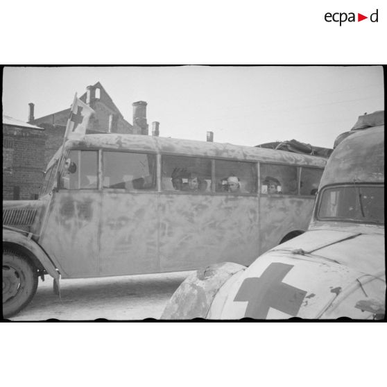 En gare de Vitebsk (Witebsk), le chargement de blessés allemand à bord de wagons.