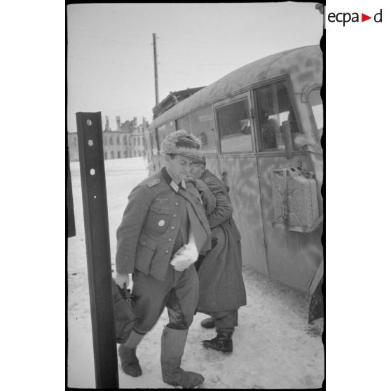 En gare de Vitebsk (Witebsk), le chargement de blessés allemand à bord de wagons.