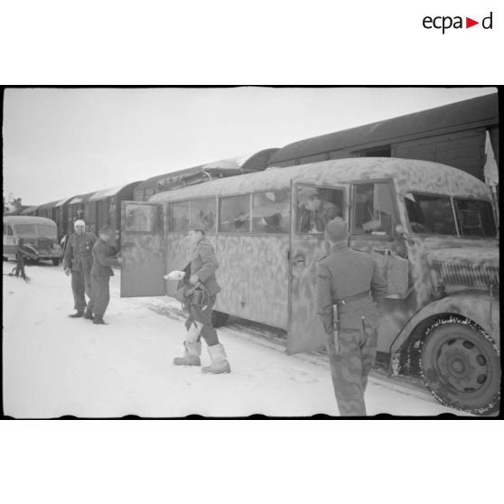 En gare de Vitebsk (Witebsk), le chargement de blessés allemand à bord de wagons.